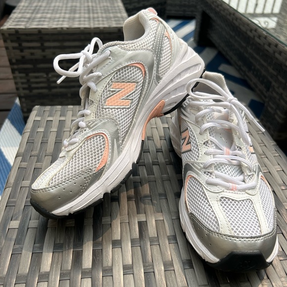 WOMENS NEW BALANCE RUNNING SHOES BEAUTIFUL CONDITION - Picture 1 of 7